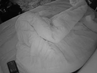 voyeurcam-julmodels-whitebed-4 webcam