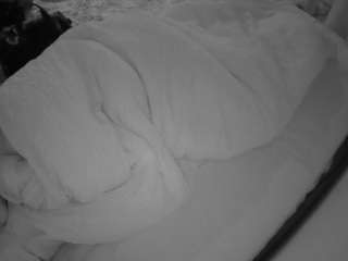 voyeurcam-julmodels-whitebed-4 webcam