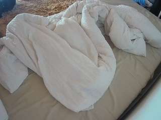 voyeurcam-julmodels-whitebed-4 webcam