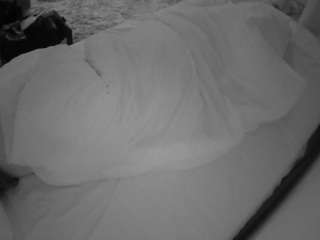 voyeurcam-julmodels-whitebed-4 webcam
