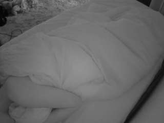 voyeurcam-julmodels-whitebed-4 webcam