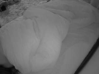 voyeurcam-julmodels-whitebed-4 webcam