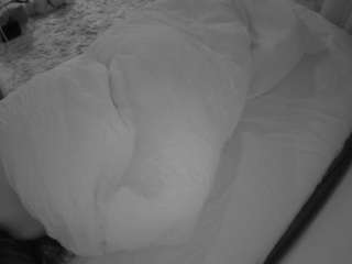 voyeurcam-julmodels-whitebed-4 webcam