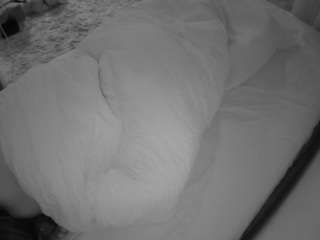 voyeurcam-julmodels-whitebed-4 webcam