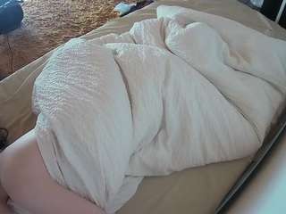 voyeurcam-julmodels-whitebed-4