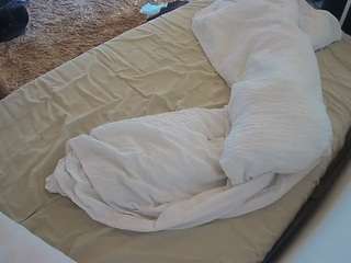 voyeurcam-julmodels-whitebed-4 webcam