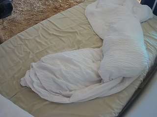 voyeurcam-julmodels-whitebed-4 webcam