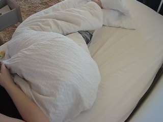 voyeurcam-julmodels-whitebed-4 webcam