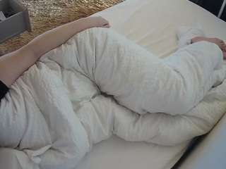 voyeurcam-julmodels-whitebed-4 webcam