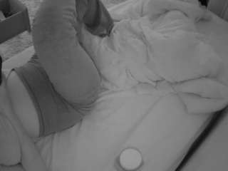 voyeurcam-julmodels-whitebed-4 webcam