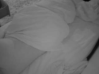 voyeurcam-julmodels-whitebed-4 webcam