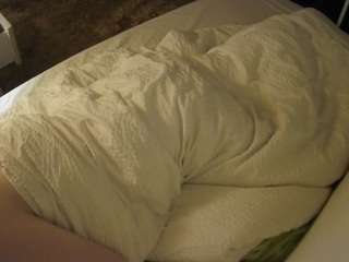 voyeurcam-julmodels-whitebed-4 webcam