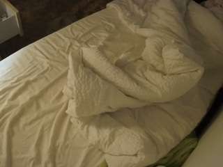 voyeurcam-julmodels-whitebed-4 webcam