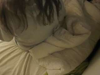 voyeurcam-julmodels-whitebed-4 webcam