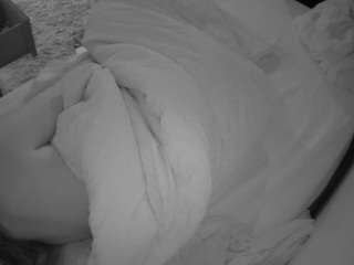voyeurcam-julmodels-whitebed-4 webcam