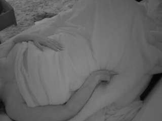 voyeurcam-julmodels-whitebed-4 webcam