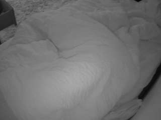 voyeurcam-julmodels-whitebed-4