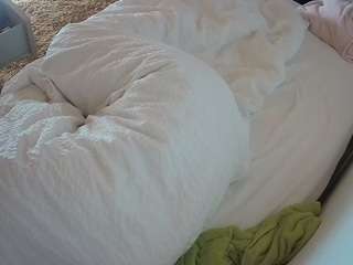 voyeurcam-julmodels-whitebed-4