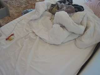 voyeurcam-julmodels-whitebed-4 webcam