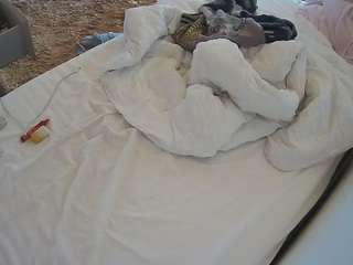 voyeurcam-julmodels-whitebed-4 webcam