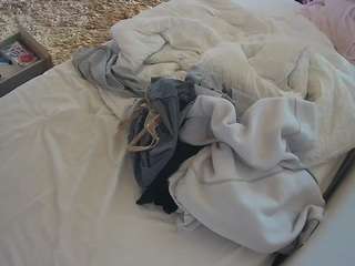 voyeurcam-julmodels-whitebed-4 webcam