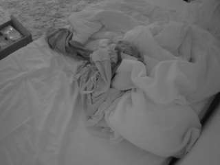 voyeurcam-julmodels-whitebed-4 webcam