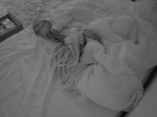 voyeurcam-julmodels-whitebed-4 webcam