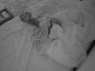 voyeurcam-julmodels-whitebed-4 webcam