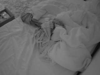 voyeurcam-julmodels-whitebed-4 webcam