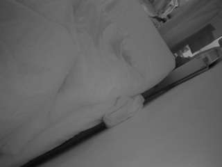 voyeurcam-julmodels-whitebed-4
