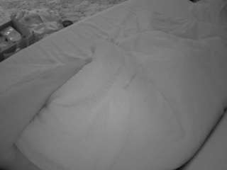 voyeurcam-julmodels-whitebed-4 webcam