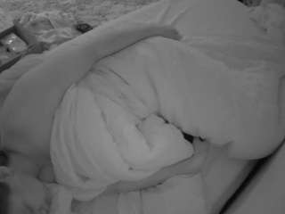 voyeurcam-julmodels-whitebed-4 webcam