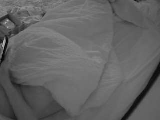 voyeurcam-julmodels-whitebed-4 webcam