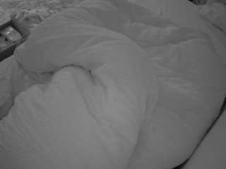 voyeurcam-julmodels-whitebed-4 webcam