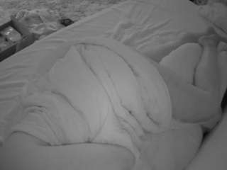 voyeurcam-julmodels-whitebed-4 webcam