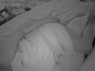 voyeurcam-julmodels-whitebed-4