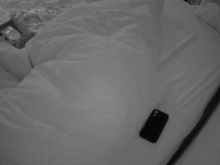 voyeurcam-julmodels-whitebed-4 webcam