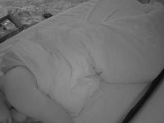 voyeurcam-julmodels-whitebed-4 webcam