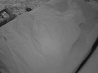 voyeurcam-julmodels-whitebed-4