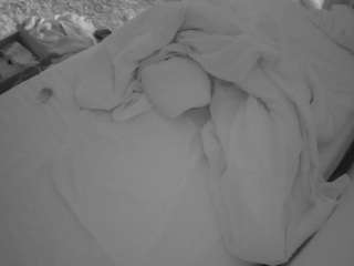 voyeurcam-julmodels-whitebed-4 webcam