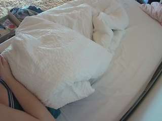 voyeurcam-julmodels-whitebed-4 webcam