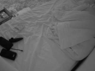 voyeurcam-julmodels-whitebed-4 webcam