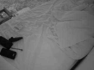 voyeurcam-julmodels-whitebed-4 webcam