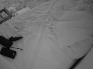 voyeurcam-julmodels-whitebed-4 webcam