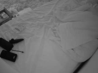 voyeurcam-julmodels-whitebed-4 webcam