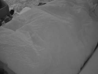 voyeurcam-julmodels-whitebed-4