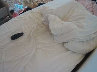 voyeurcam-julmodels-whitebed-4 webcam