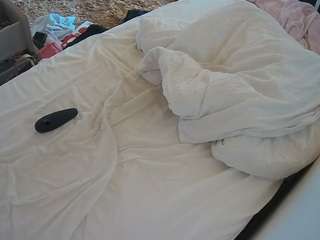 voyeurcam-julmodels-whitebed-4 webcam