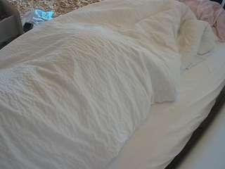 voyeurcam-julmodels-whitebed-4