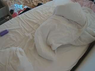 voyeurcam-julmodels-whitebed-4